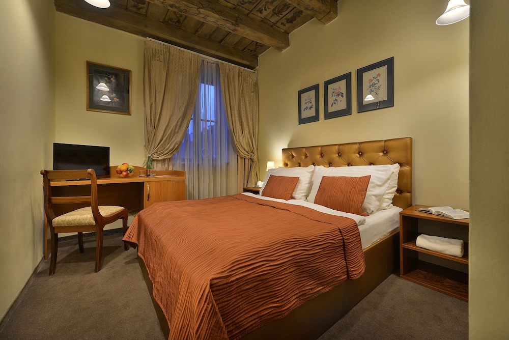 ROOM, DOUBLE BED, SMALL