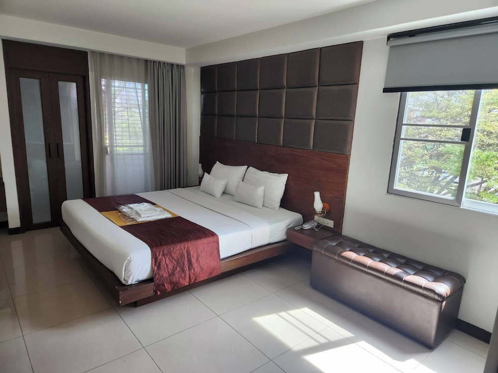 DELUXE, DOUBLE BED