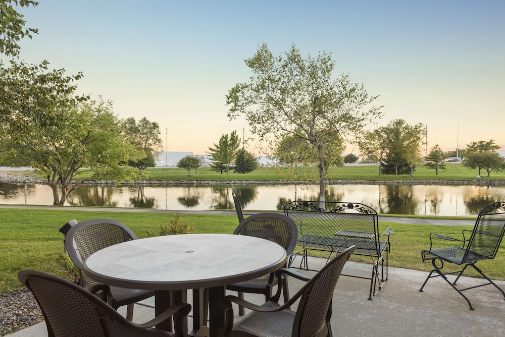 Country Inn & Suites By Radisson, Ankeny, IA 37/40