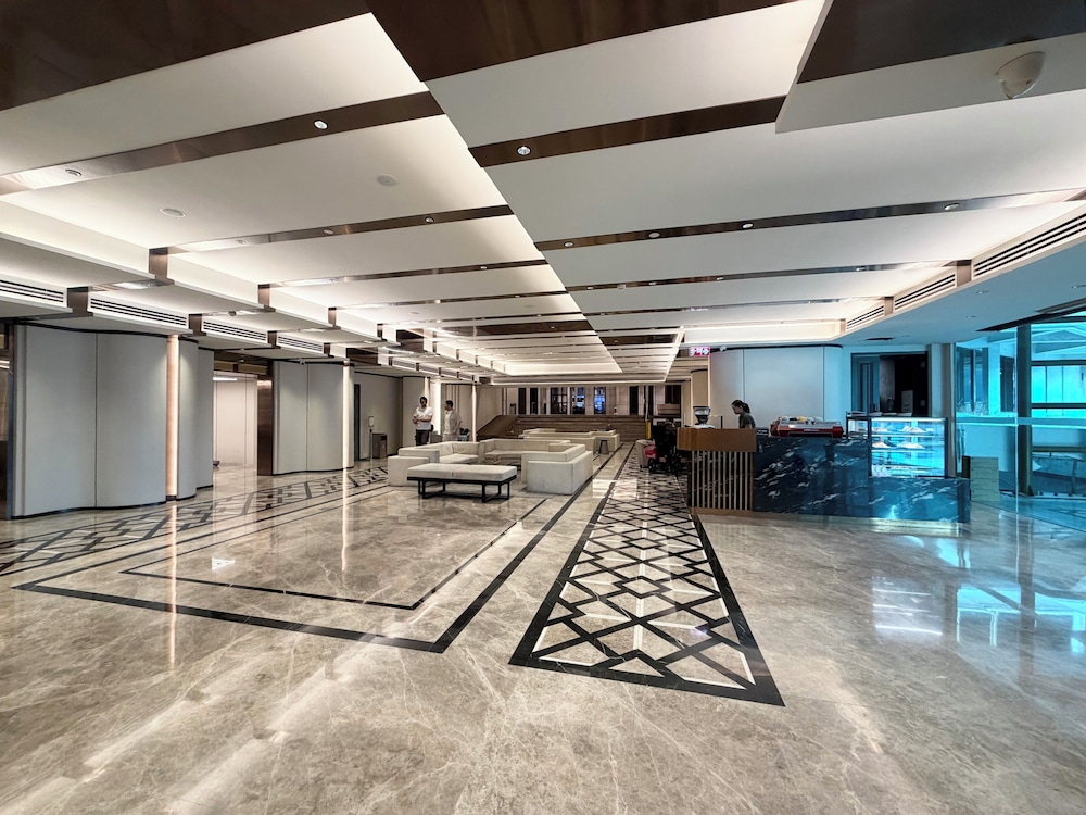 Grace Hotel 44/77