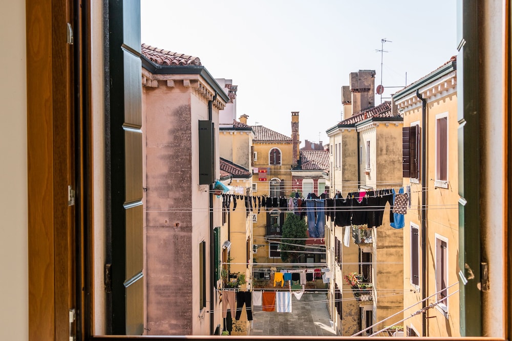 Sunny Canal View in Venice Chic Movida 20/25