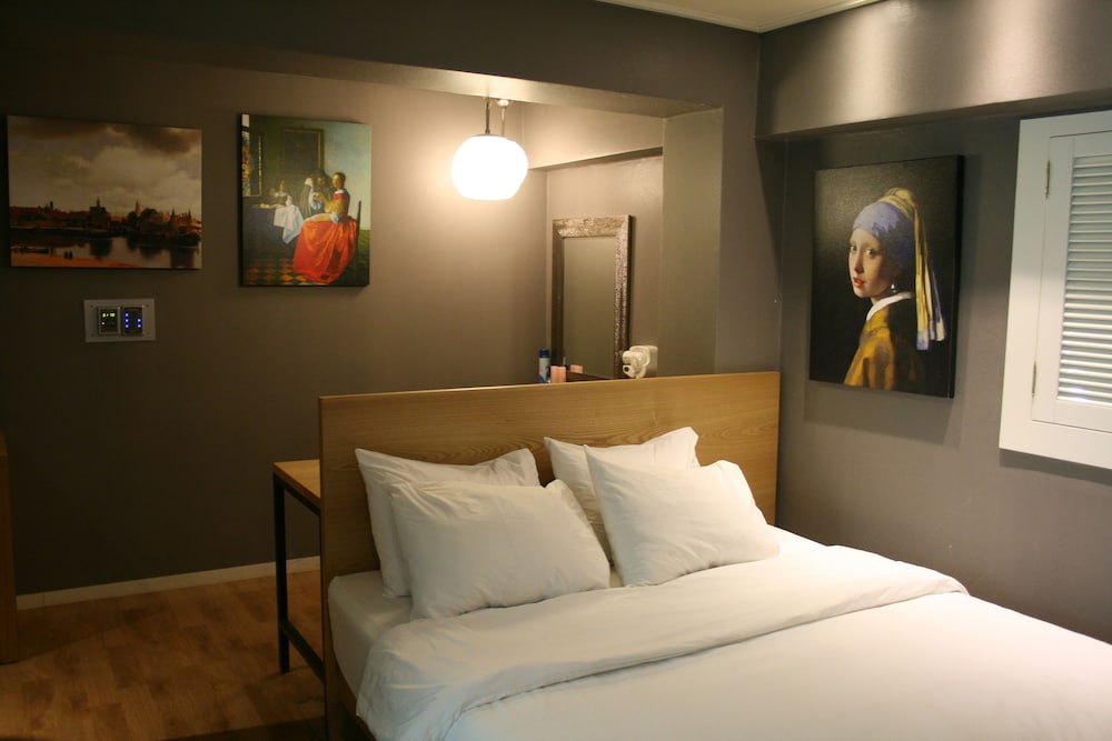 Zip Hotel 7/48