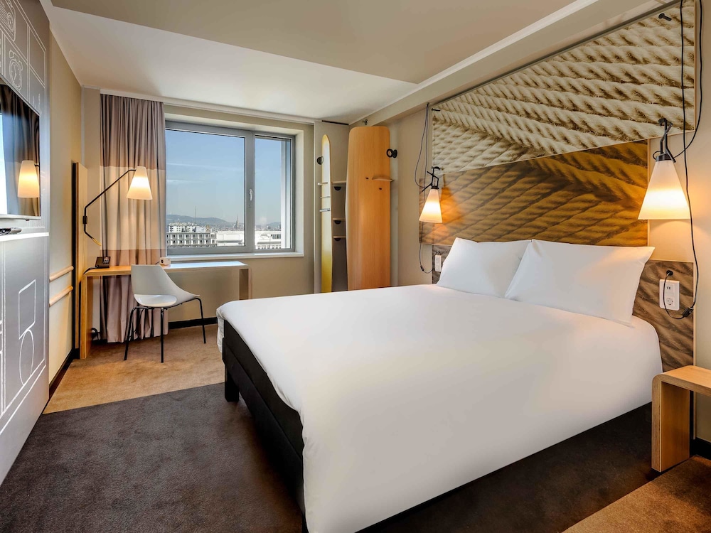 ROOM, DOUBLE BED
