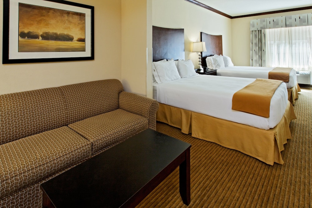 Holiday Inn Express Hotel Suites Cleburne 26/76