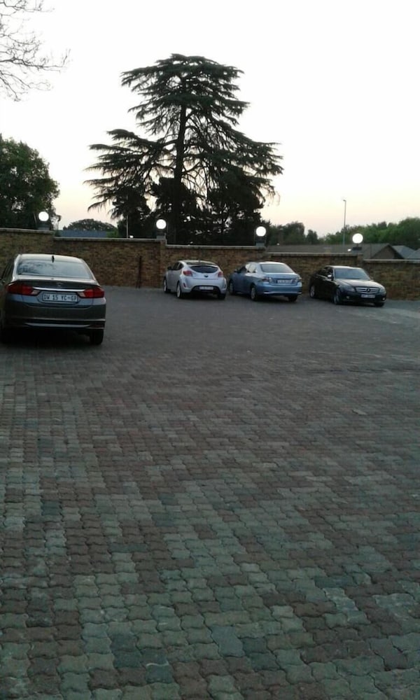 Central Lodge Hotels (ex. Country City Lodge) 20/25