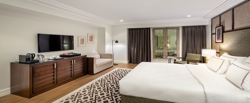 Atrium Superior Room- King Bed*