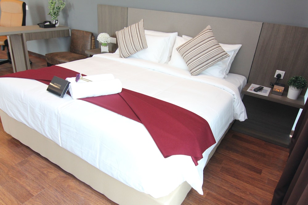 DELUXE, KING BED