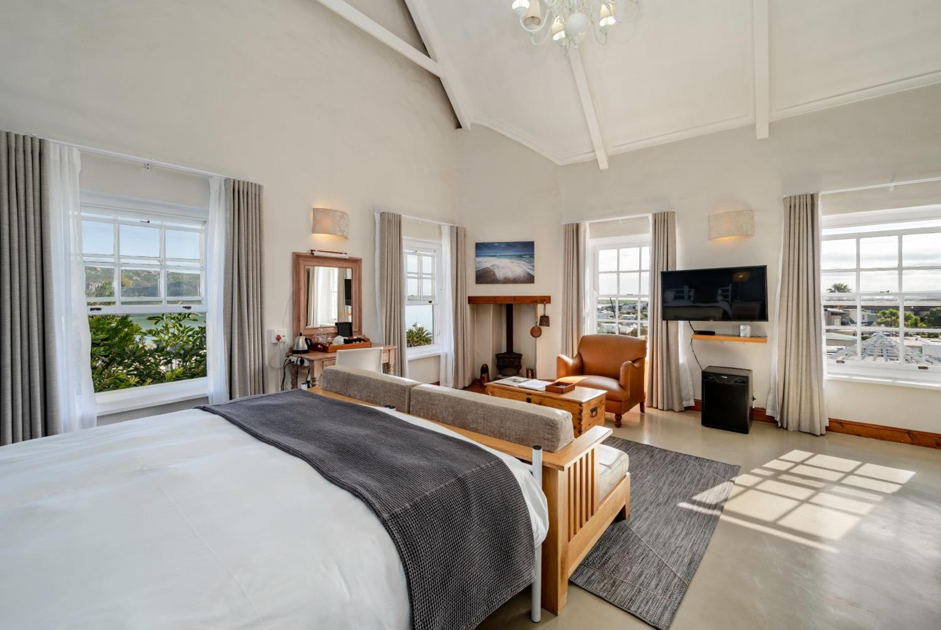 Room, King Bed, Panoramic Lagoon View, Sofa