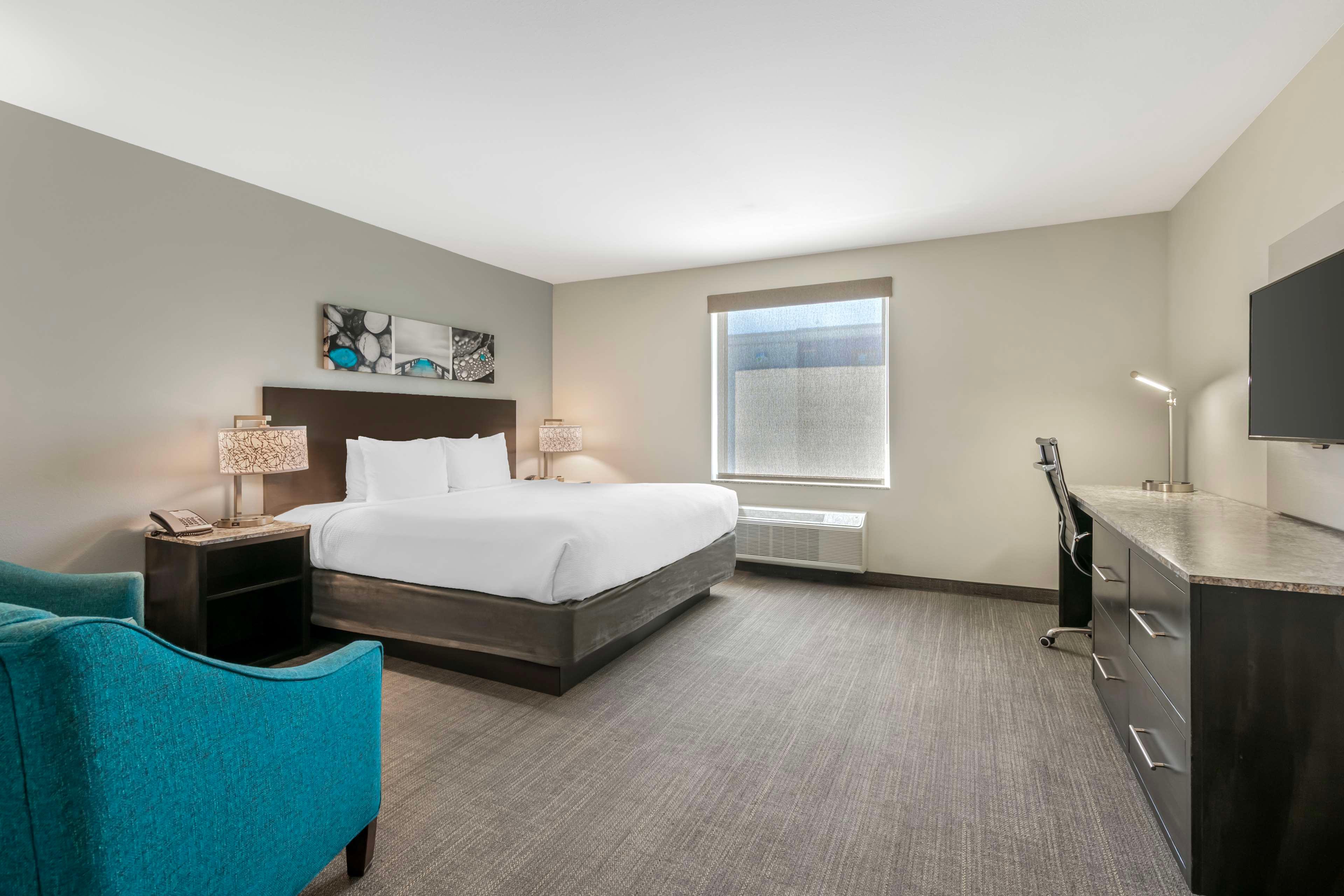 Room, King Bed, Caretta Landing Sarasota, an Ascend Collection Hotel 3/5
