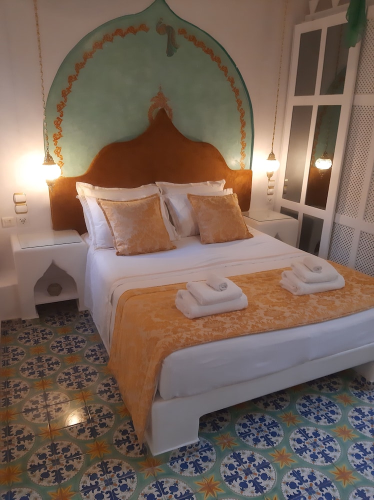 DELUXE, DOUBLE BED