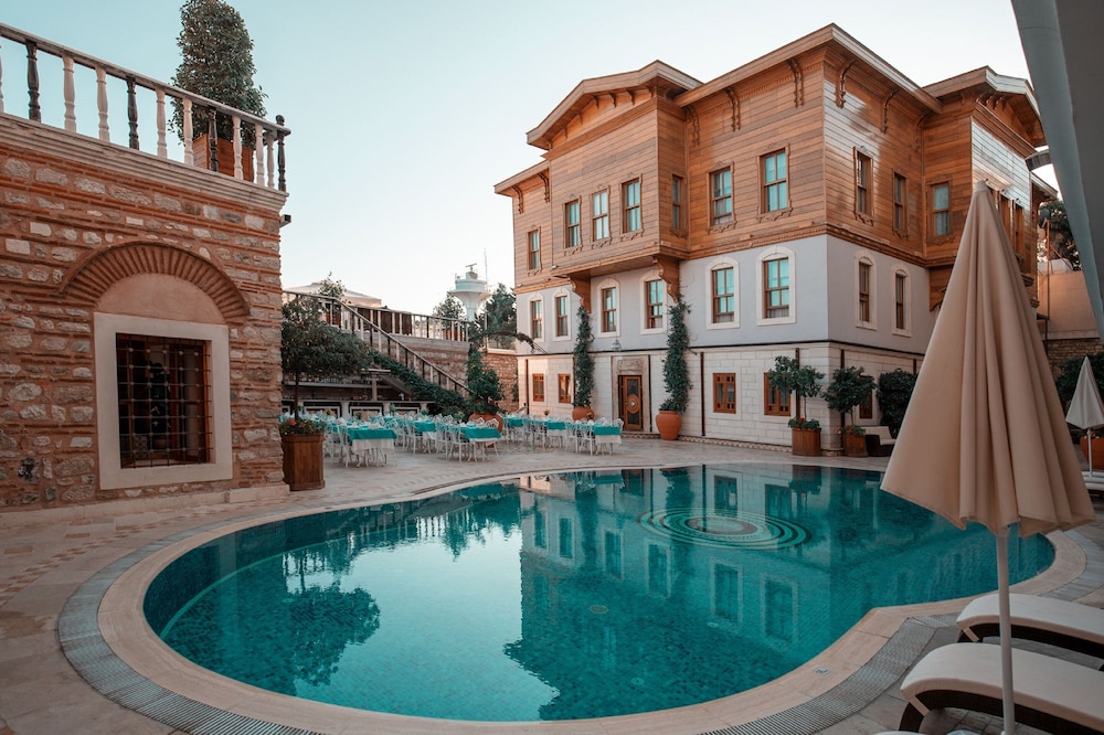 Seven Hills Palace & Spa 66/72