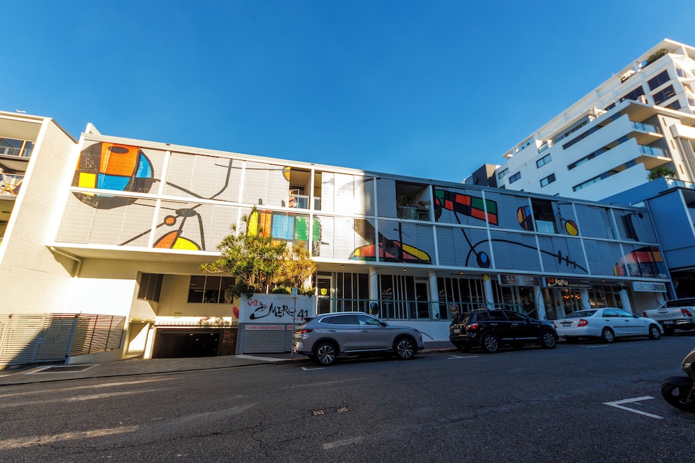 MIRO APARTMENTS 61/71