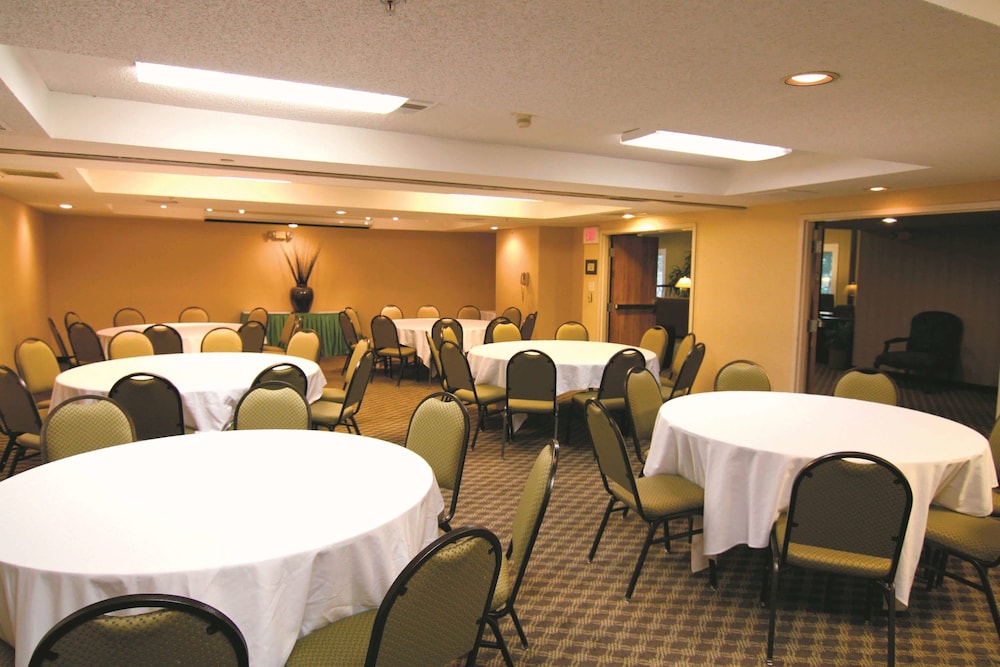 La Quinta Inn & Suites by Wyndham Oakland - Hayward 24/34