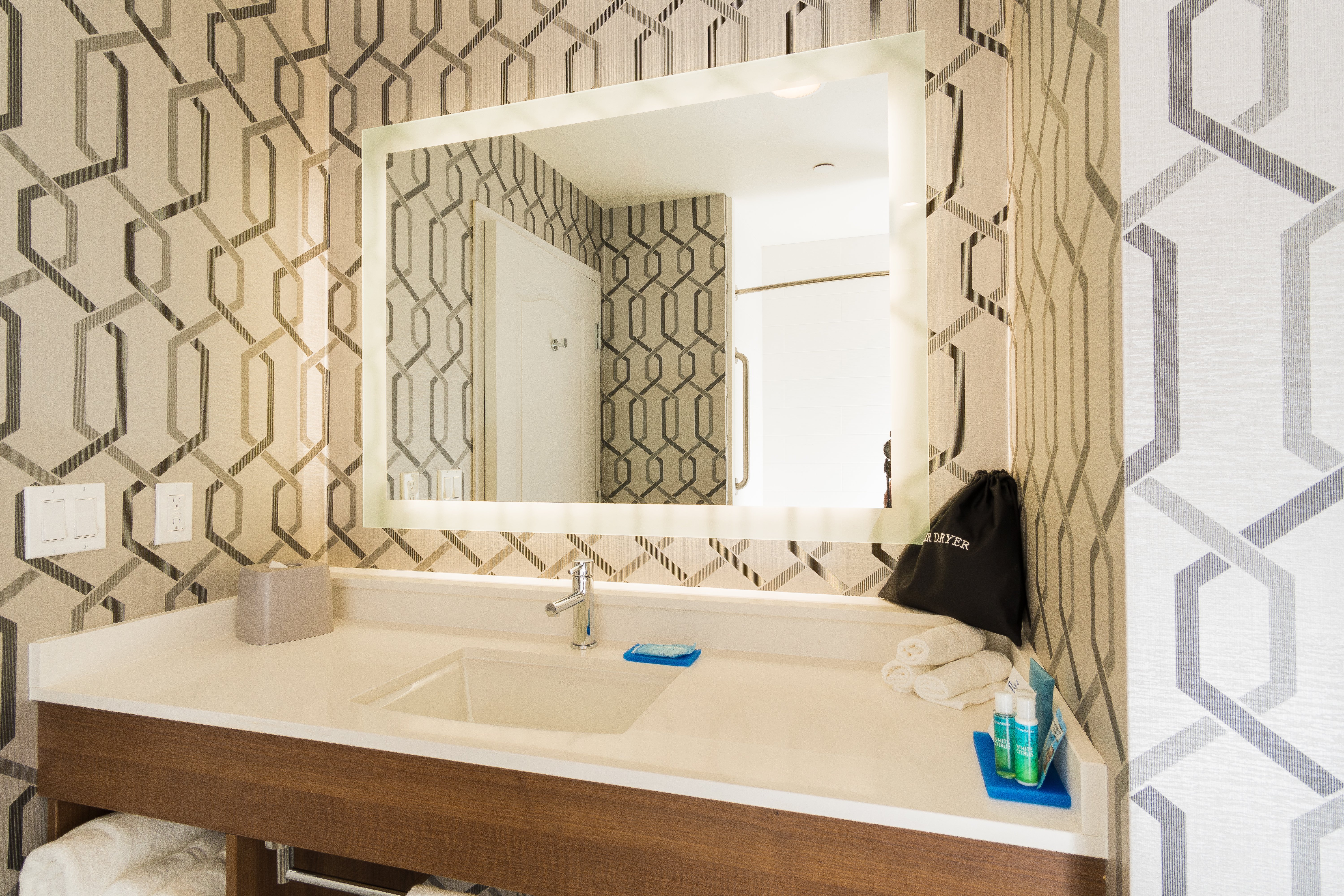 غرفة بسرير كوين، Holiday Inn Express Hollywood Walk of Fame An Ihg Hotel 6/8