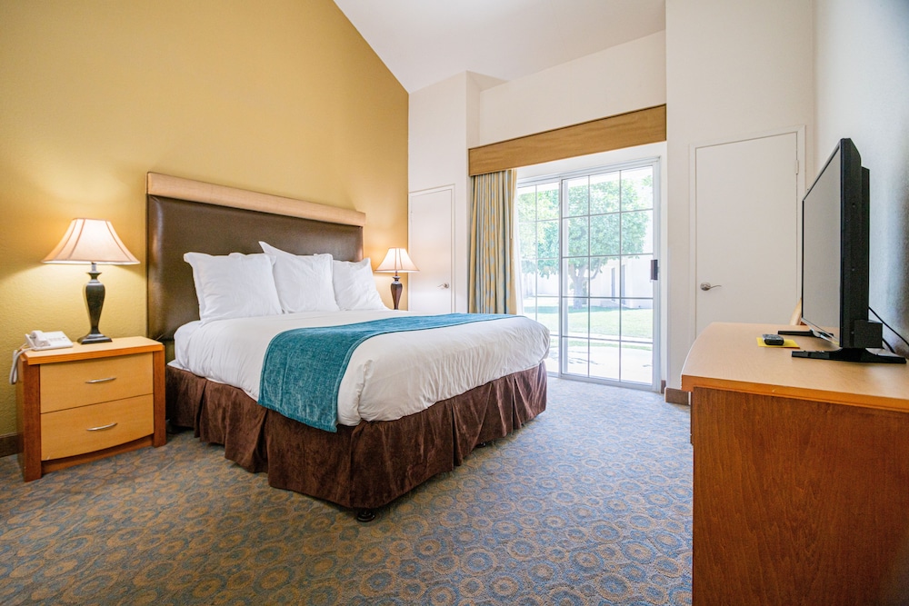 غرفة بسرير كينج وسريرين منفصلين بغرفتي نوم مع أريكة بمطبخ، Desert Breezes Resort 5/10