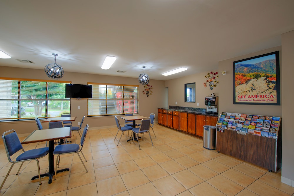 Brentwood Inn and Suites (ex. Americas Best Value Inn and Suites Glen Allen/Richmond) 33/42