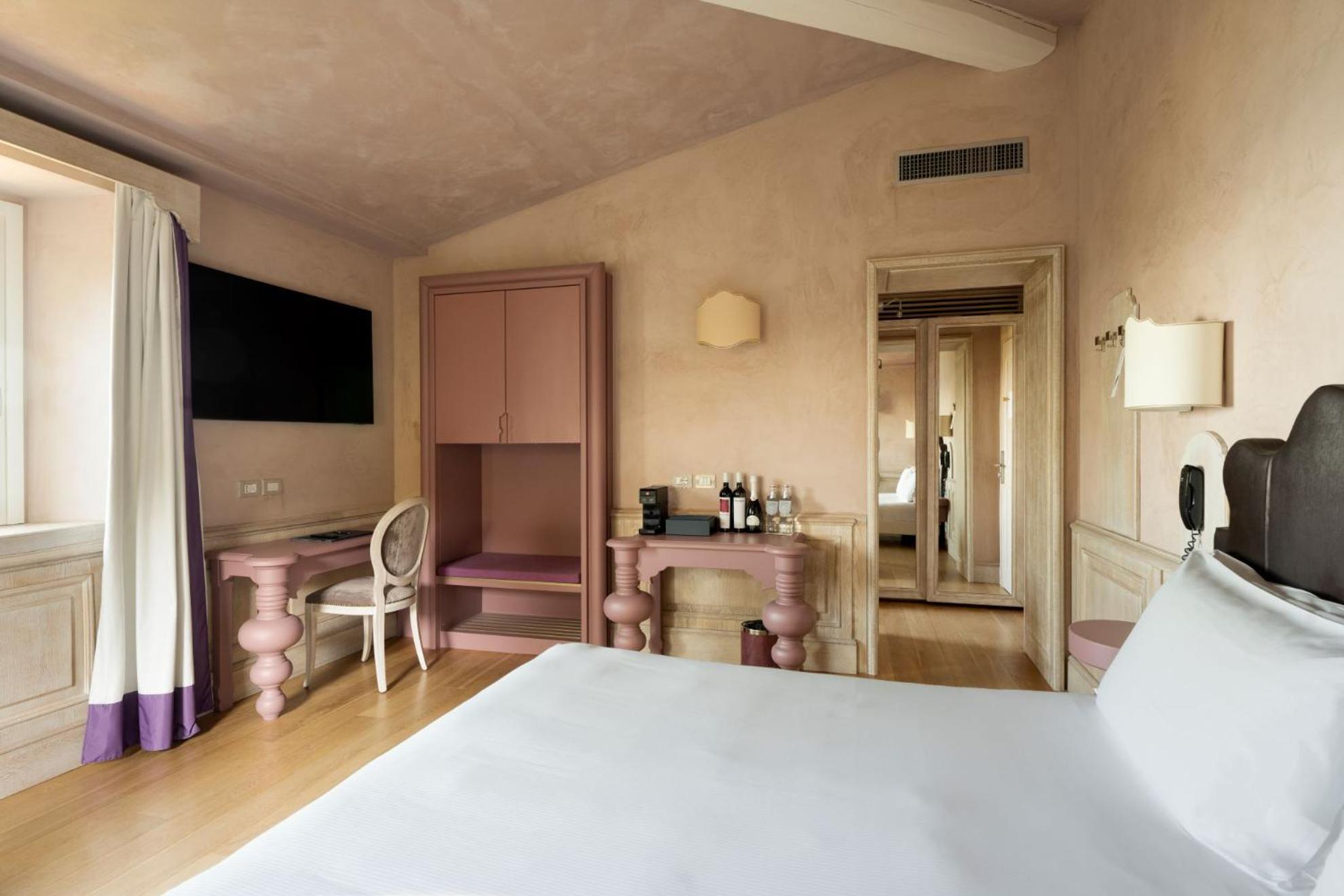 غرفة ديلوكس بسرير مزدوج بإطلالة على الحديقة، Villa Lattanzi 2/10