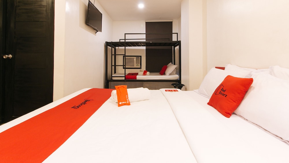 RedDoorz Plus at MM Hotel Las Pinas 5/22