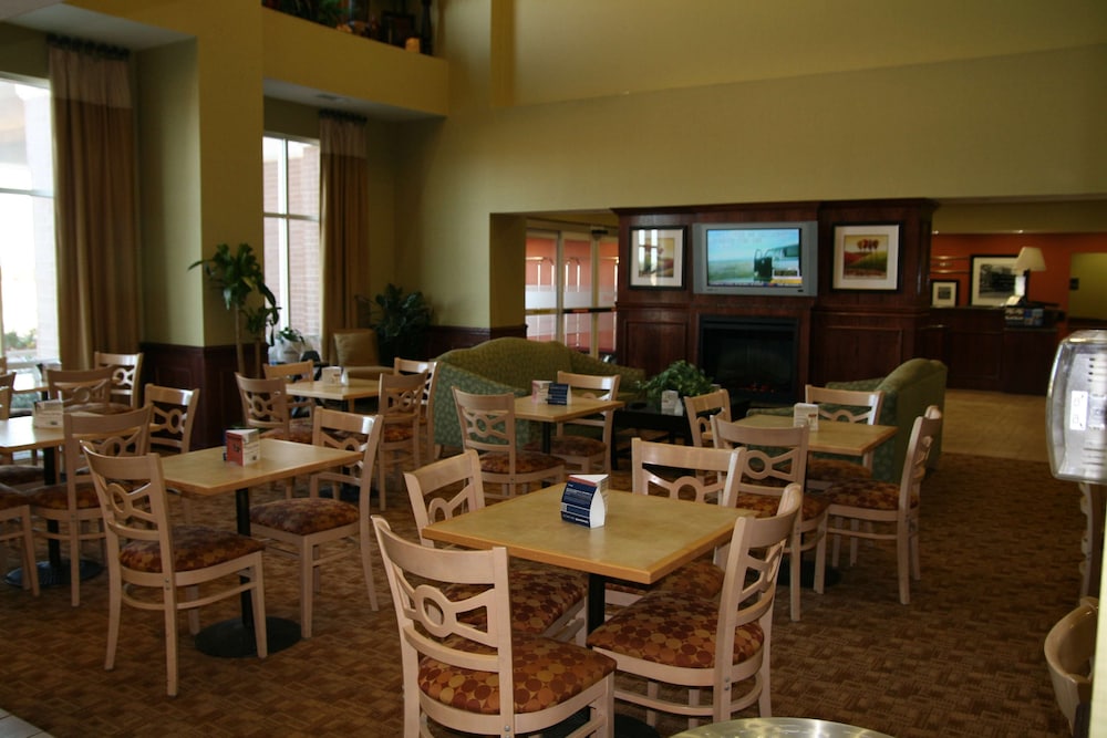 Hampton Inn & Suites Gainesville, TX 25/35