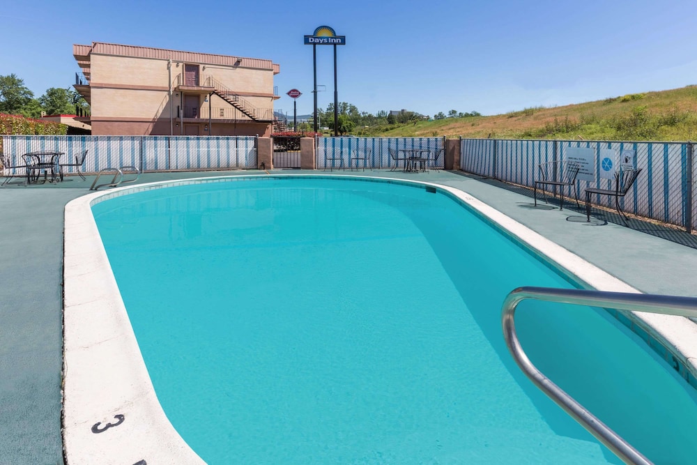 Days Inn By Wyndham Medford 14/22