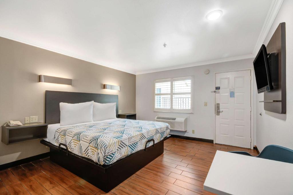 1 King Bed - Non-Smoking, Micfridge, Motel6 Ontario, CA - Convention Center Airport 2/3