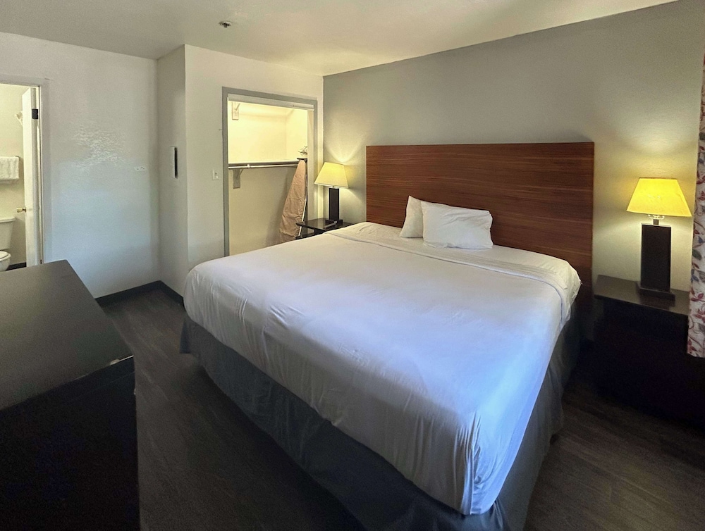 Studio6 Tempe, AZ – Elliot Road 12/30