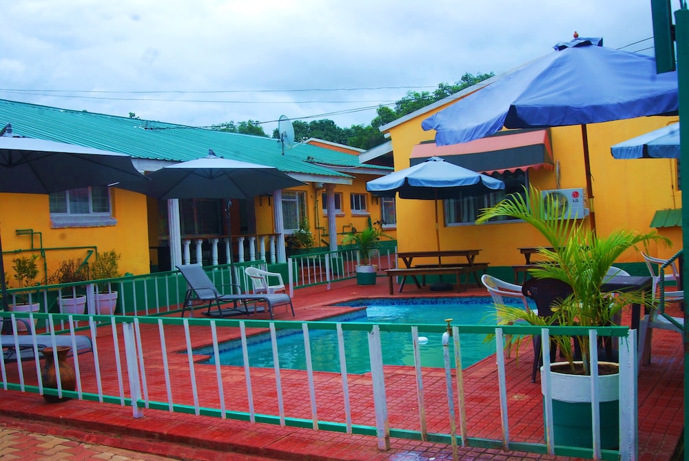 Woodlands Lodge & Tours 4/50