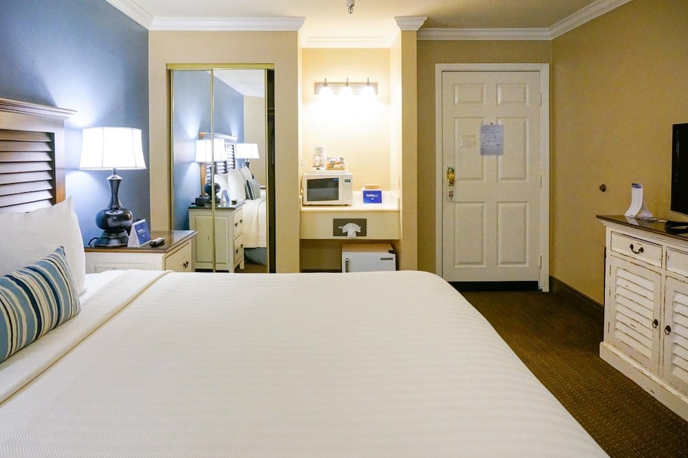Sand Pebbles Inn 13/34