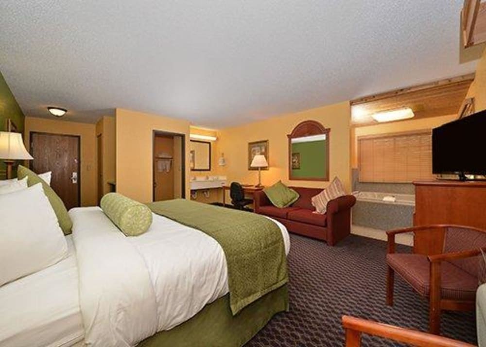 Suite, King Bed, Sofa, Quality Inn & Suites Grinnell near University 2/2