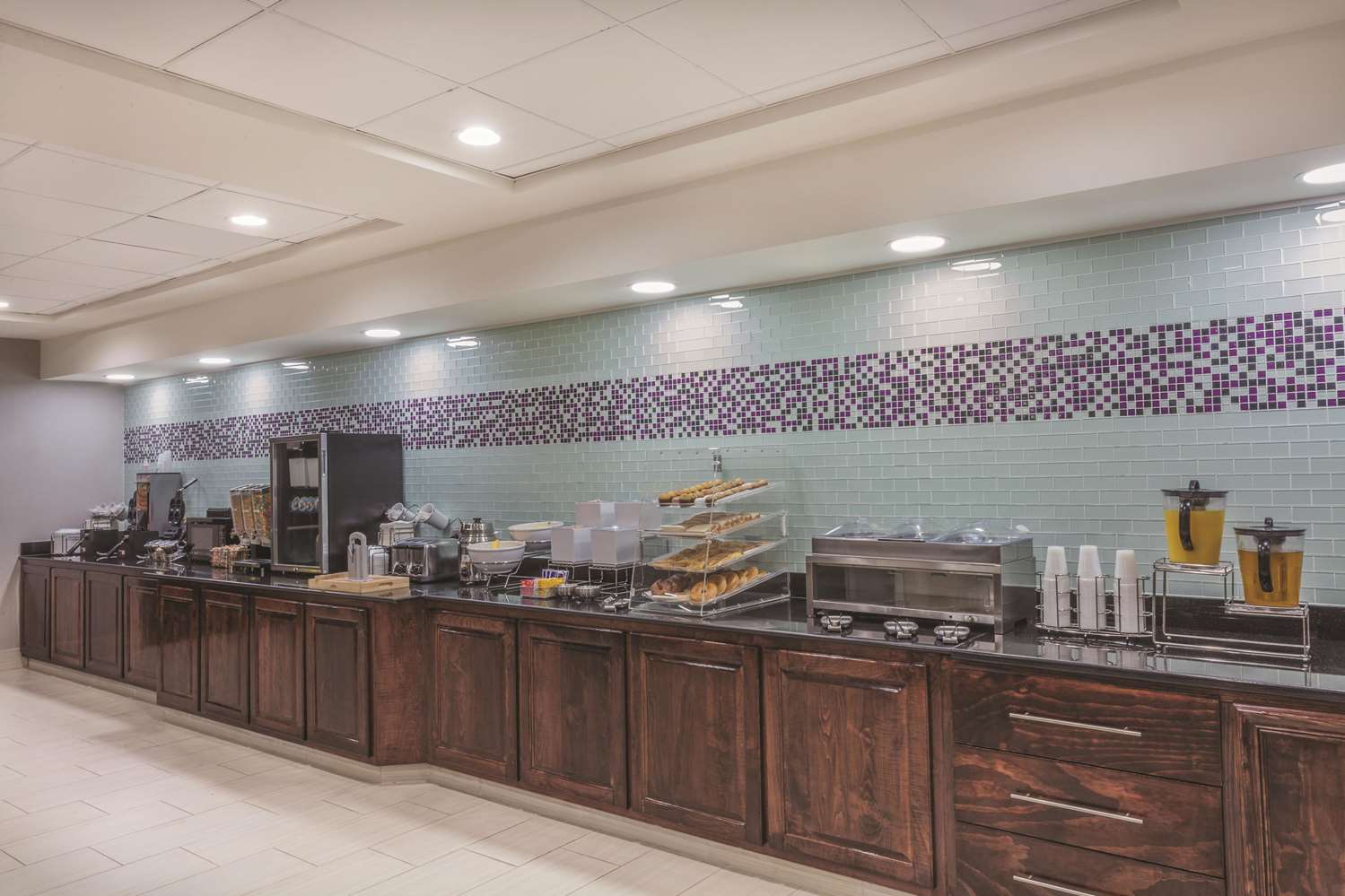 La Quinta Inn & Suites by Wyndham Columbus North 8/15