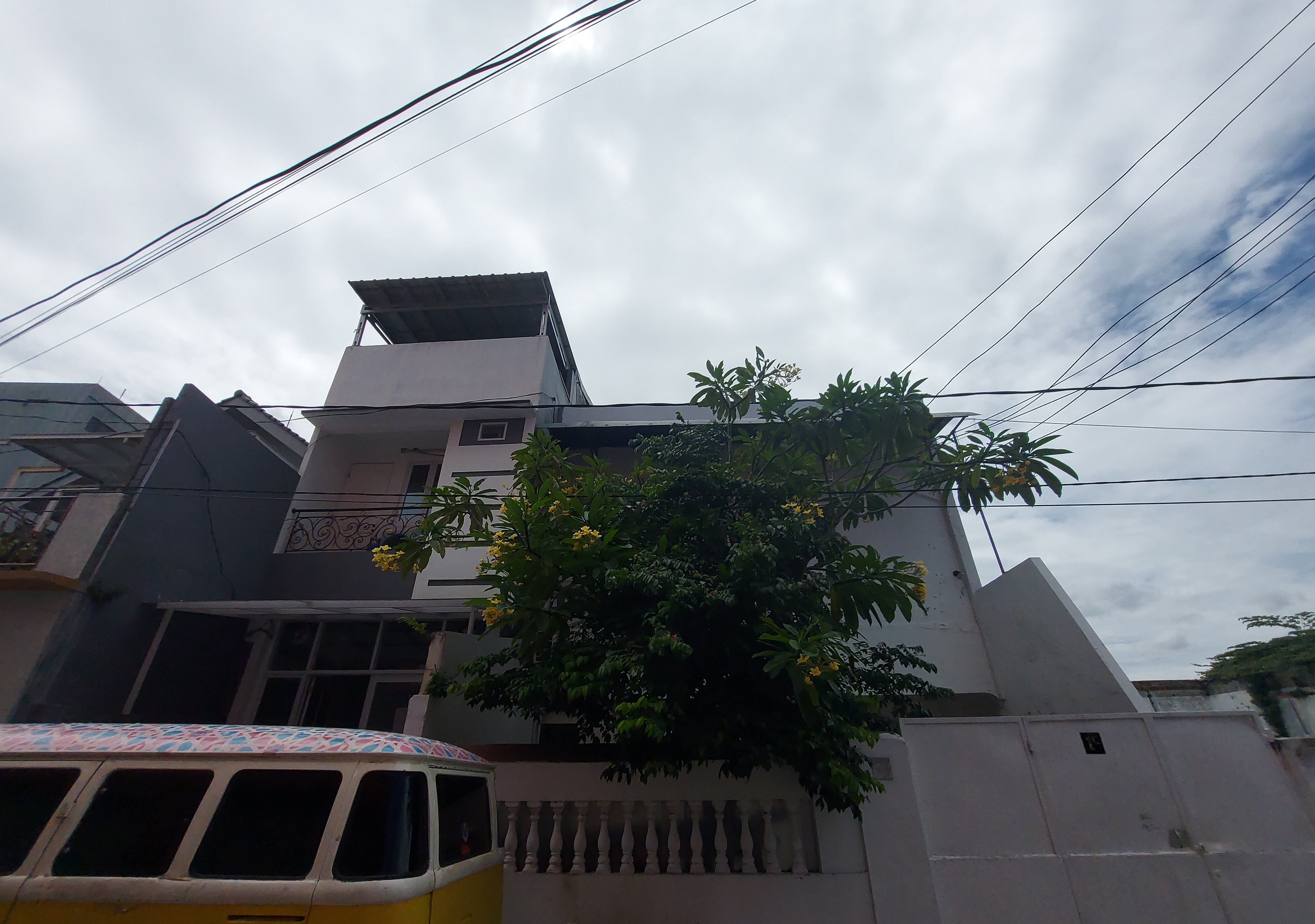 Eiffel Residence Cideng by ZUZU 1/12