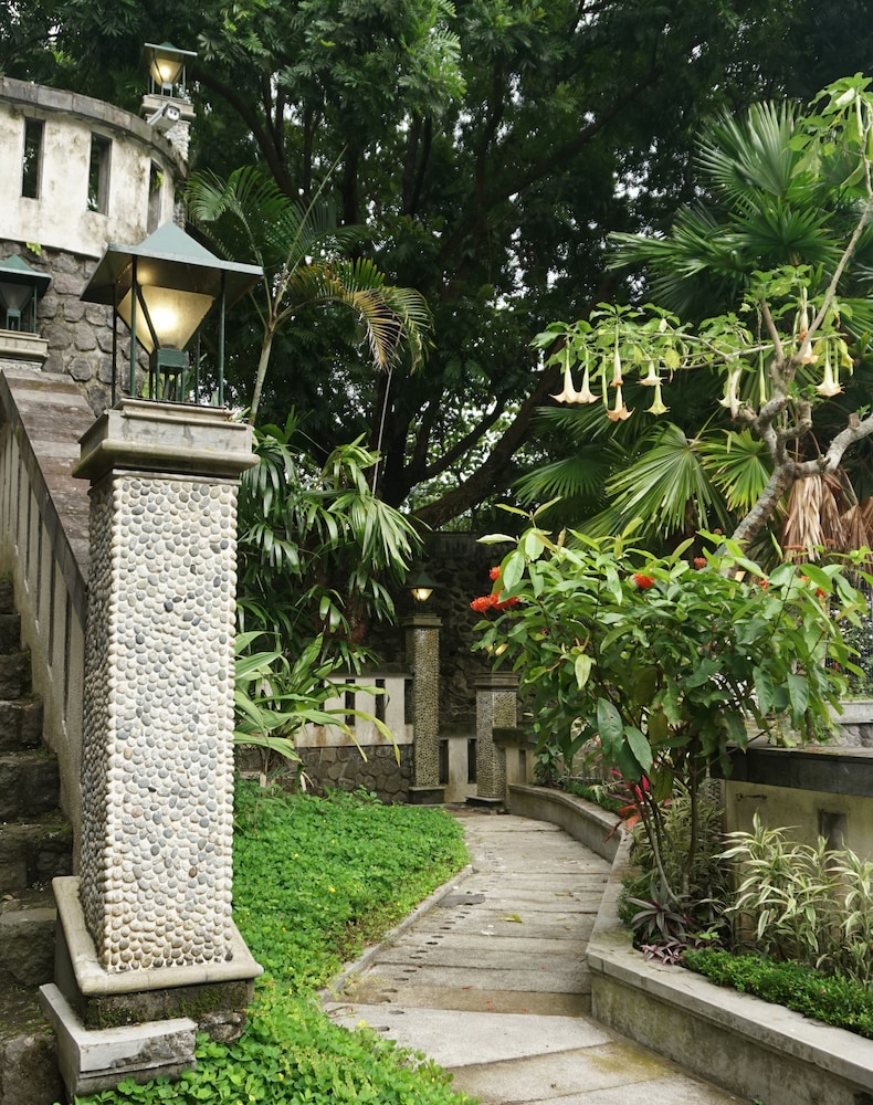 Pines Garden Resort 43/46