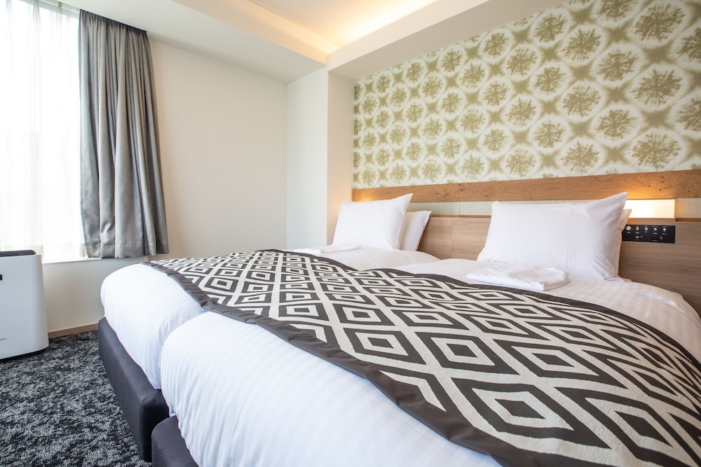DELUXE, TWIN BEDS, SOFA