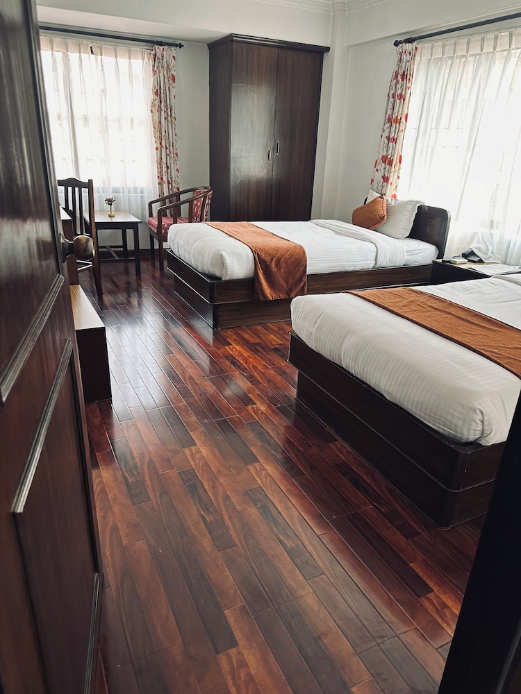 DELUXE, DOUBLE OR TWIN BED