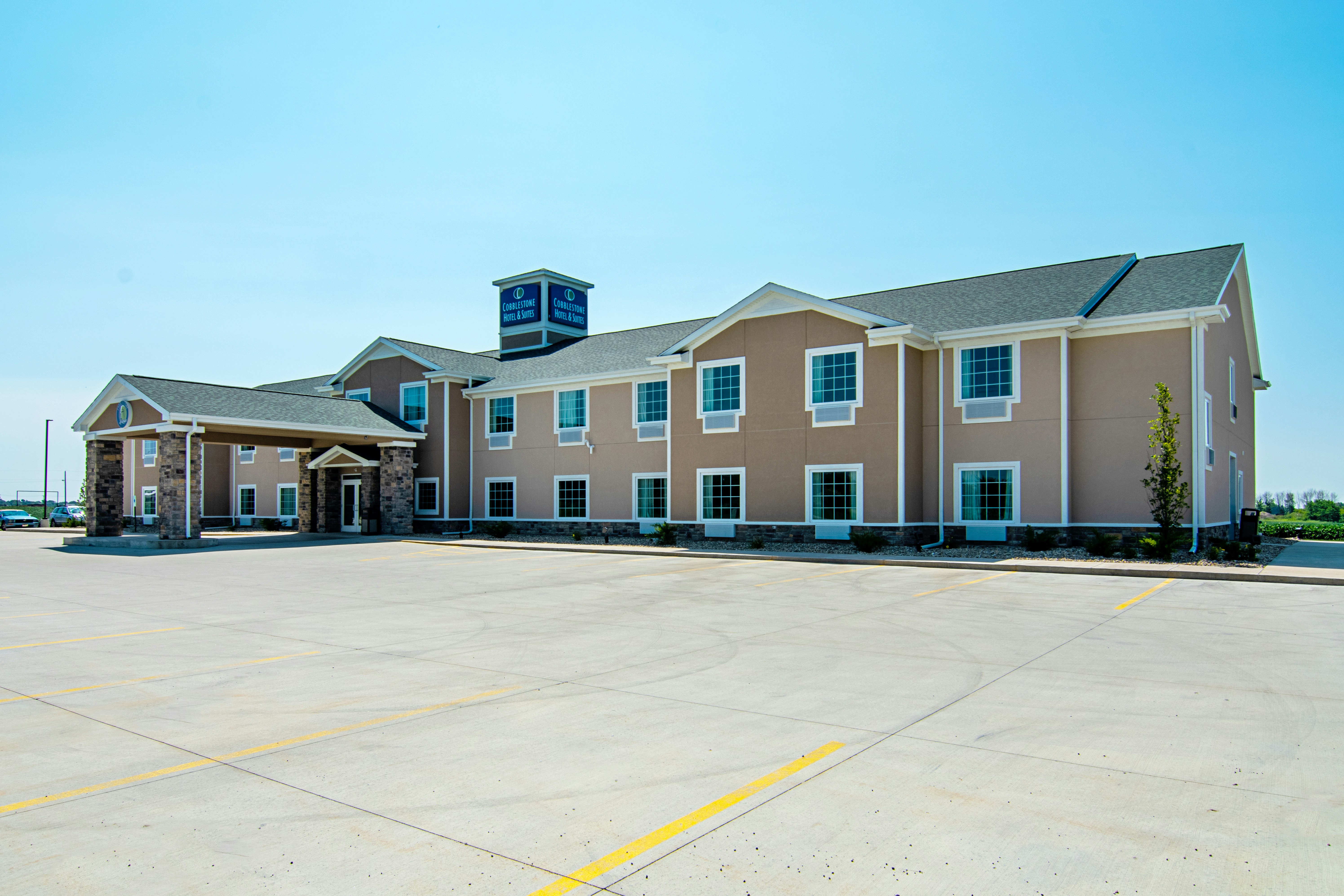 Cobblestone Hotel & Suites - Paxton 57/63