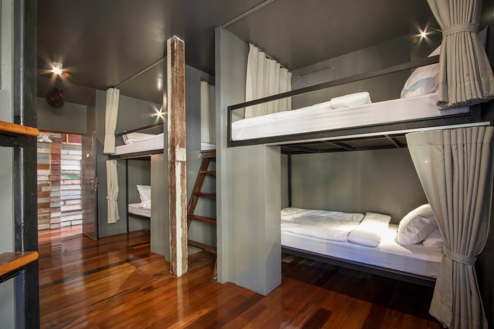FEMALE DORM, 8 BEDS