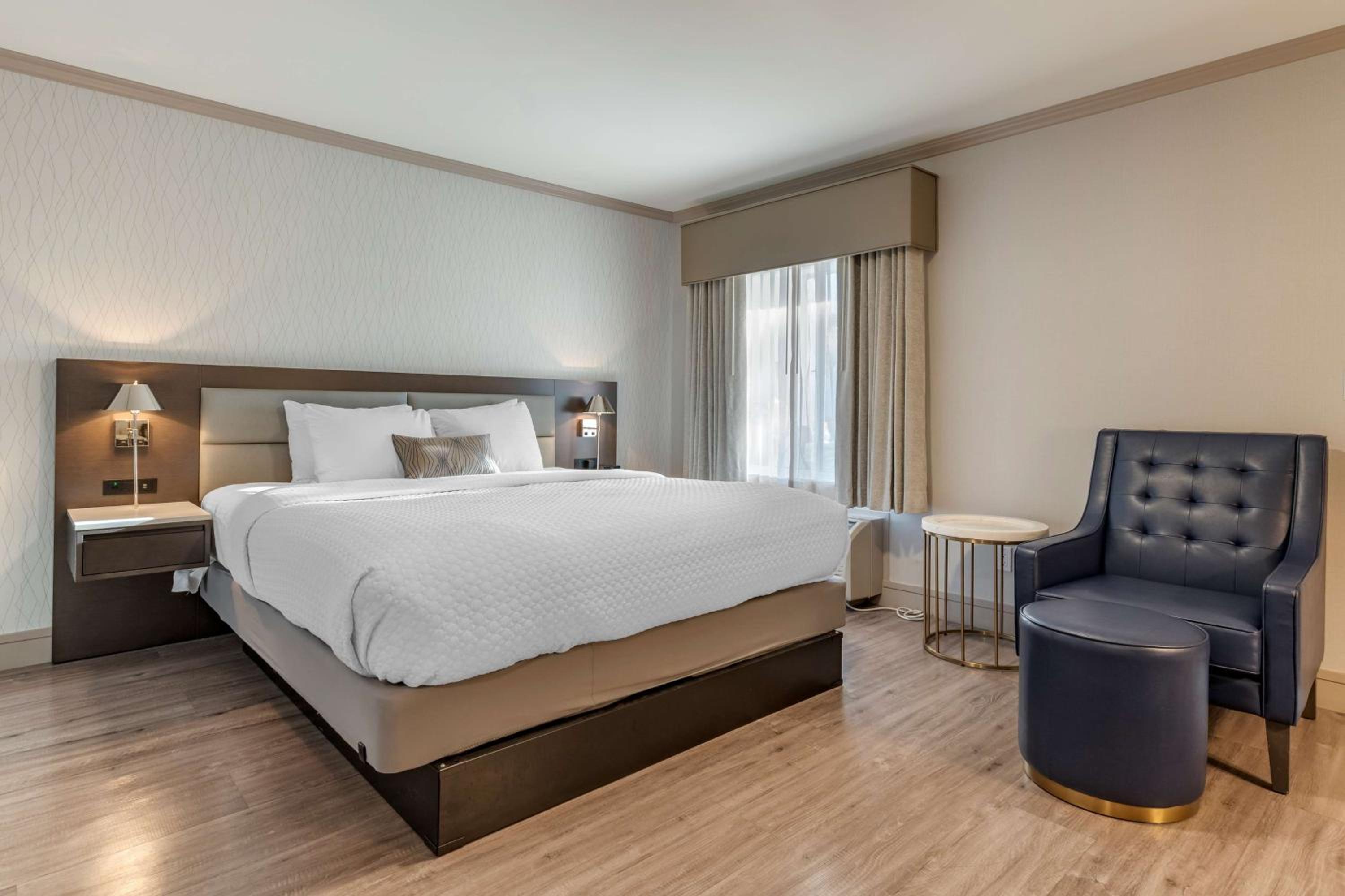 غرفة بسرير كينج بحوض استحمام، Best Western Plus Executive Suites 6/10