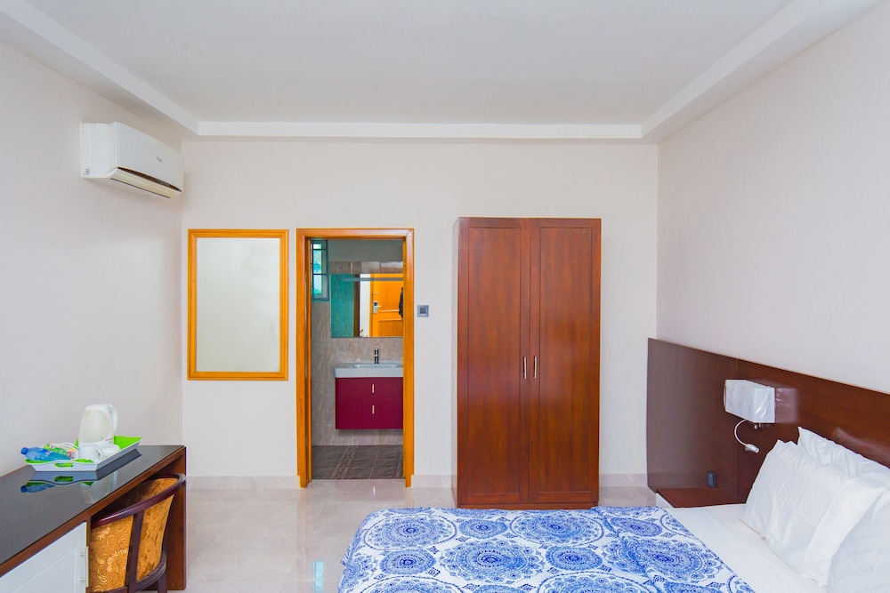 Monarch Hotel 25/68