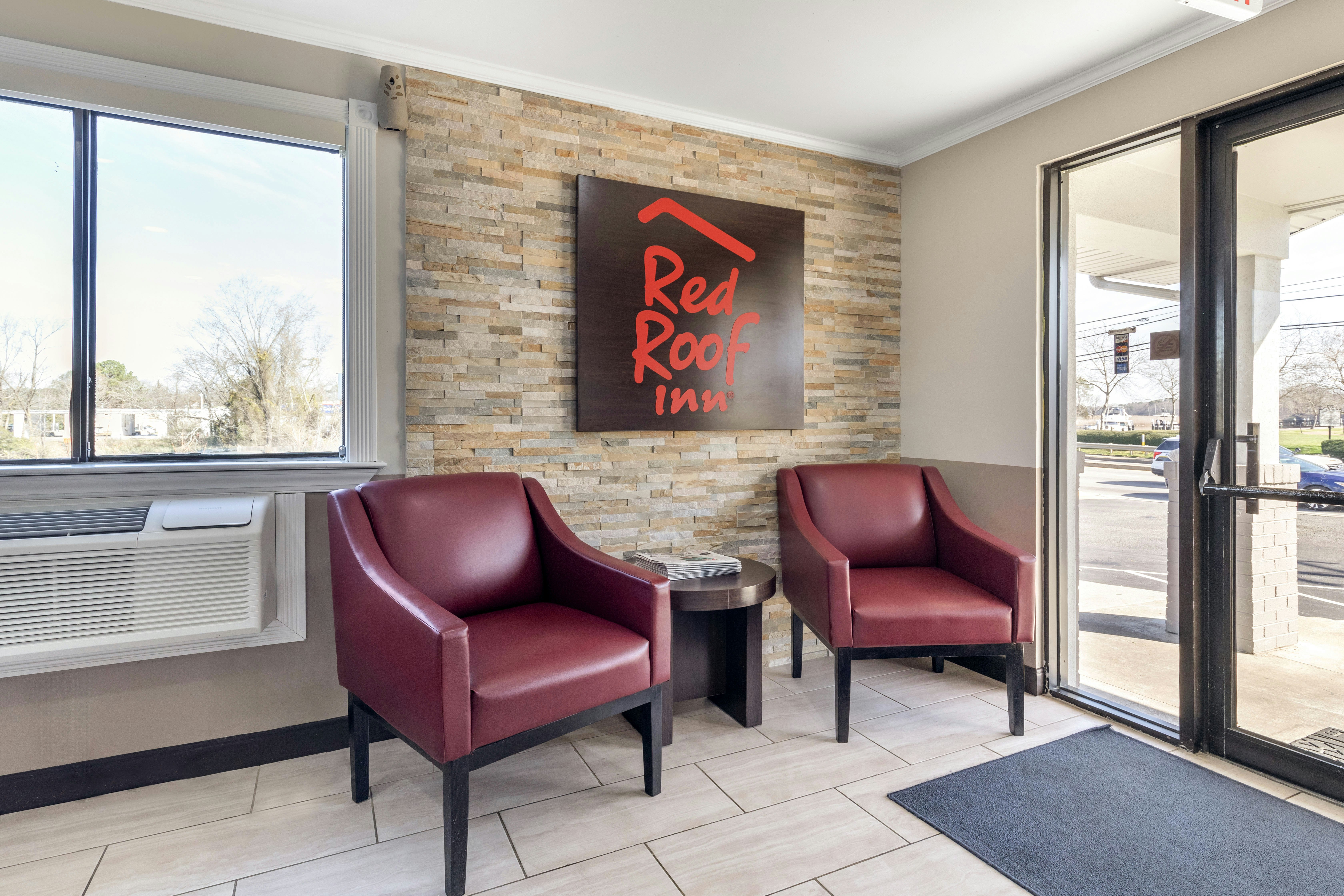 Red Roof Inn Suffolk 14/21