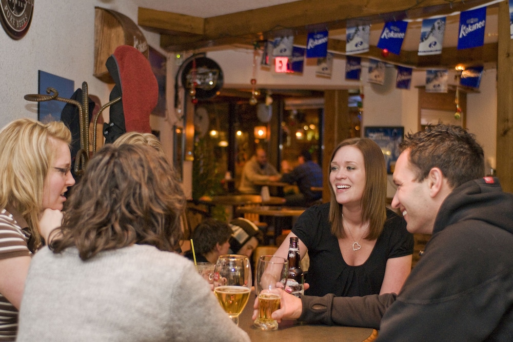 WHISTLERS INN 21/38