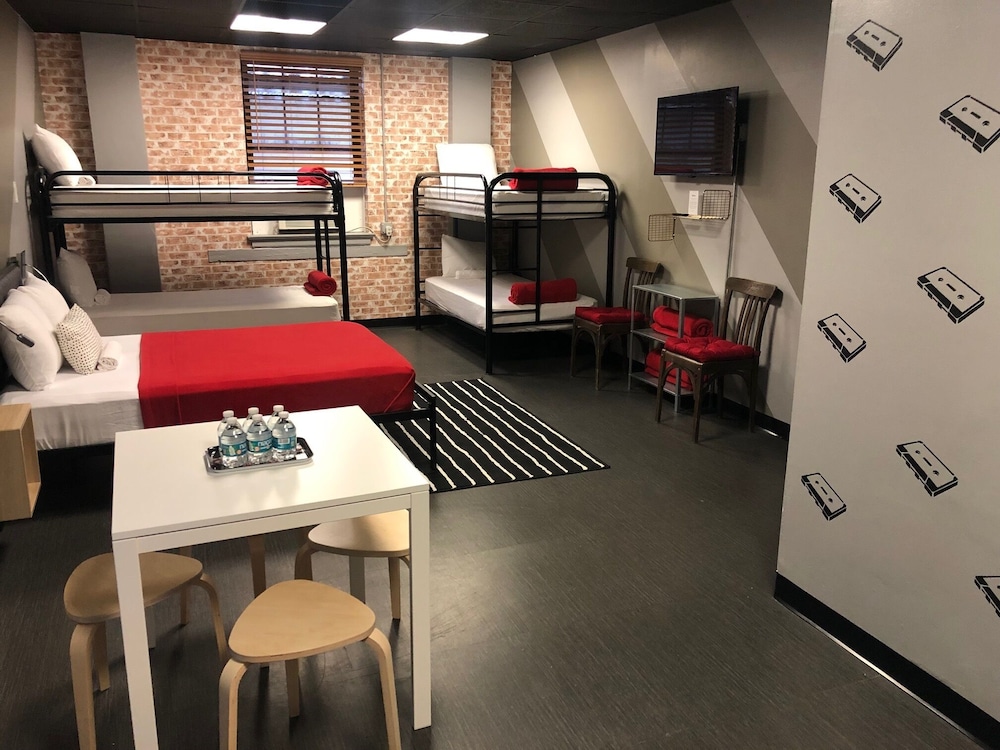 Chicago Getaway Hostel 36/50