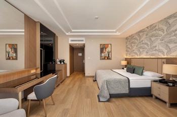 Swim Up, Standard, 1 King and 1 Single Beds