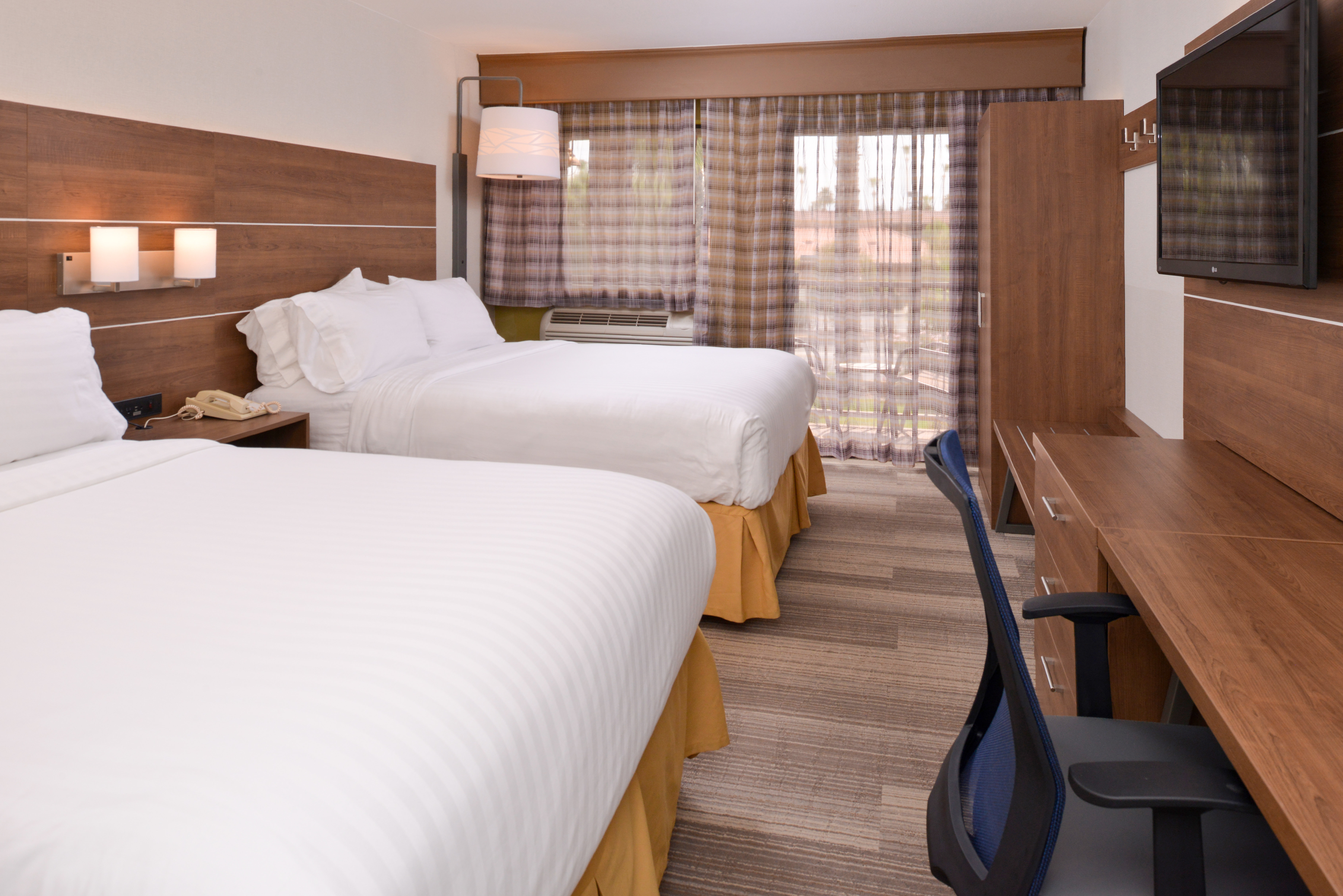 Holiday Inn Express Palm Desert 33/78