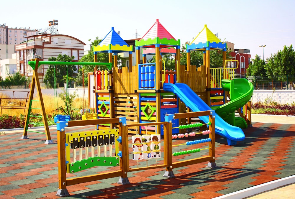 Royal Luxury Hotels & Suites 40/44