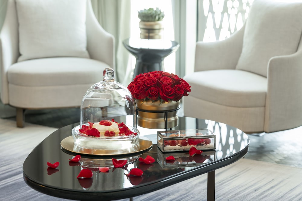 Four Seasons Hotel Kuwait at Burj Alshaya 68/78