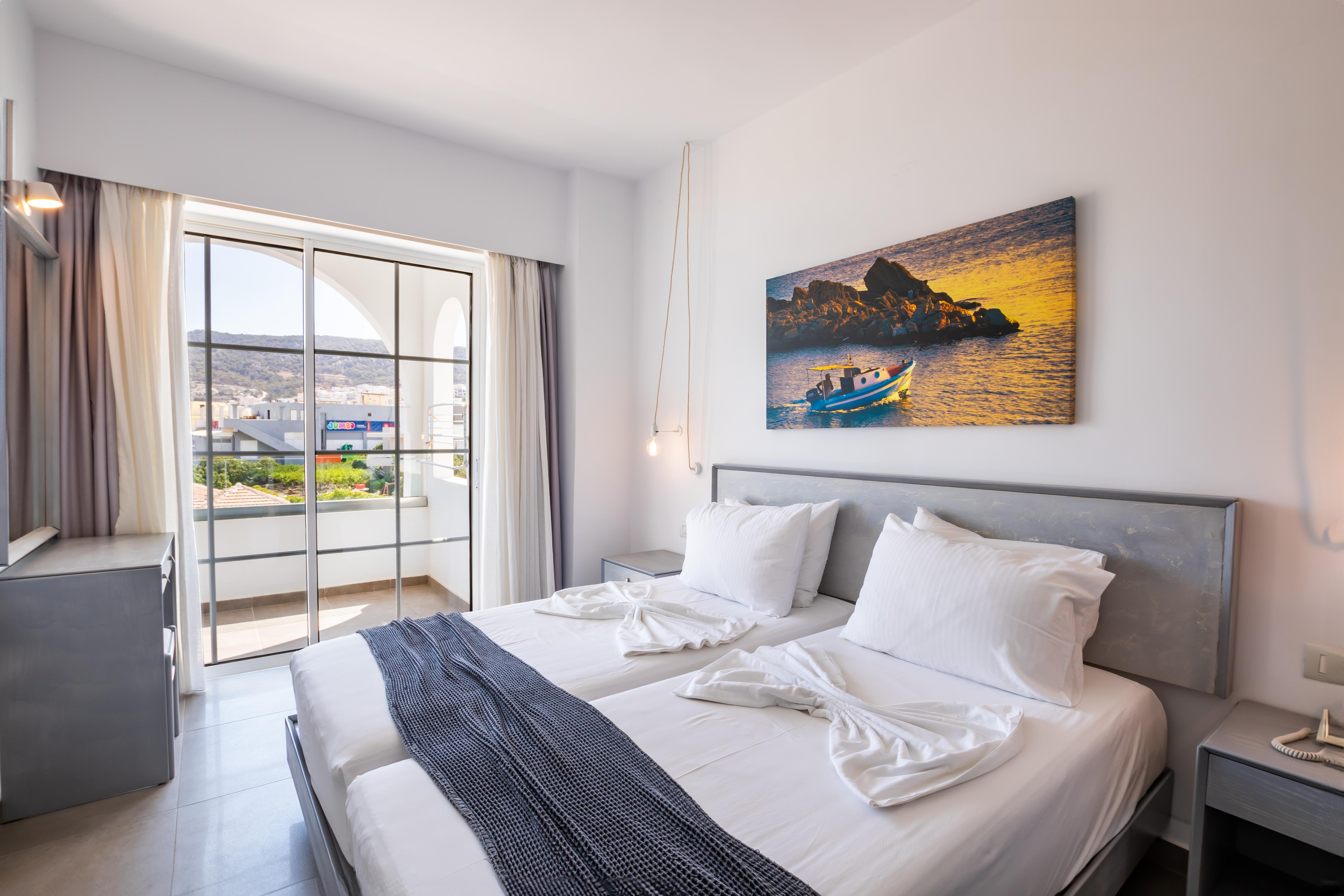 Suite, Side Sea View
