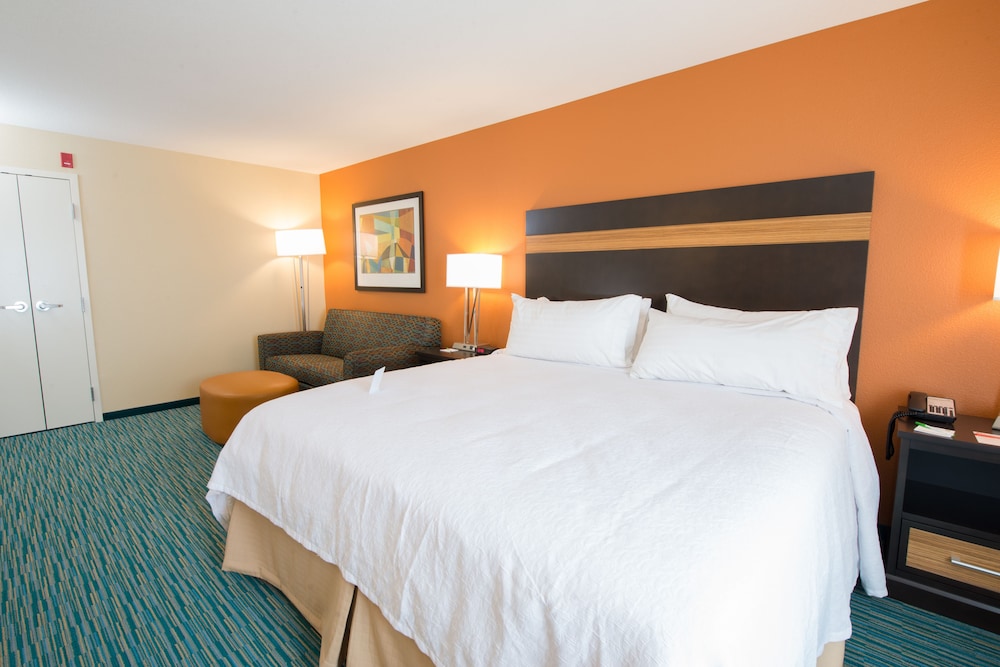 Holiday Inn Bismarck 7/70