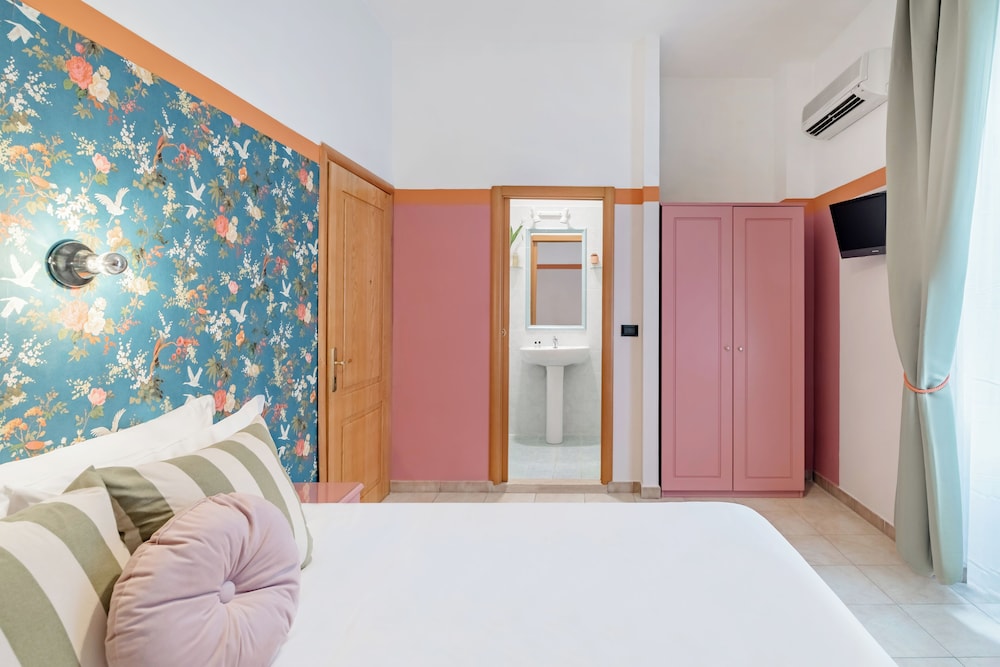 SUPERIOR, DOUBLE OR TWIN BED