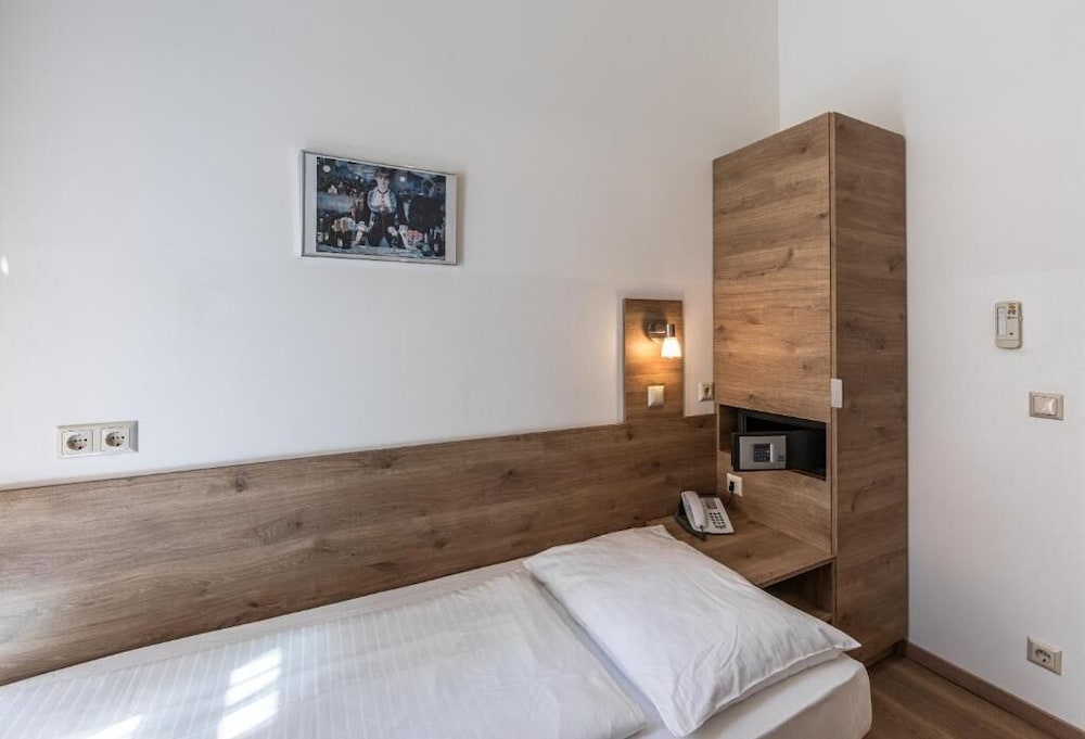 Terminus Hotel 7/50
