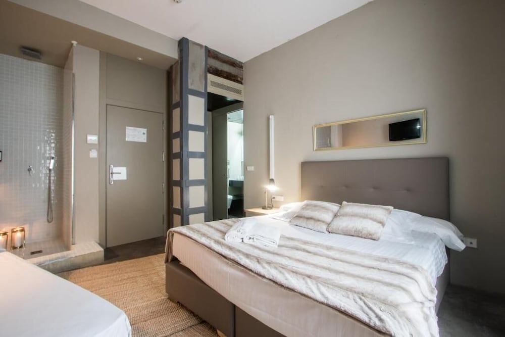 INTERIOR, SUPERIOR, DOUBLE BED